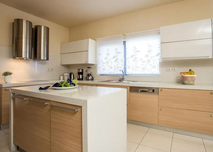 De Manu * Rhodes City